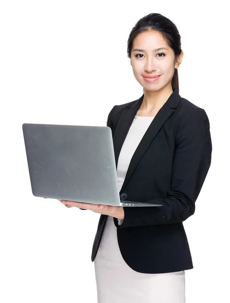 Biznes kobieta trzymać z laptopa — Zdjęcie stockowe