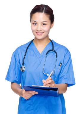 Doktor kadın yazma panosuna
