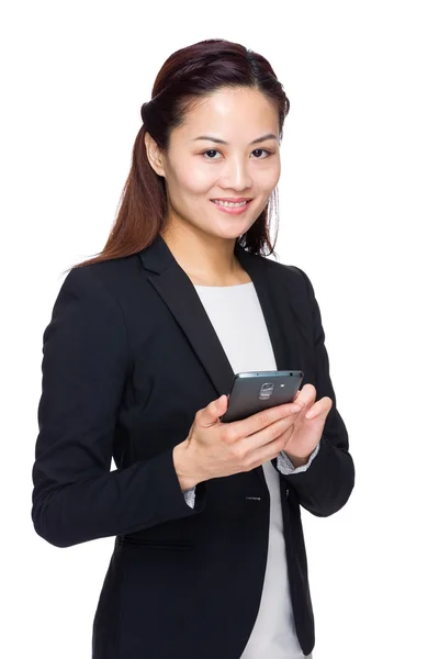 ビジネスの女性は、テキスト メッセージの携帯電話を使用します。 — ストック写真