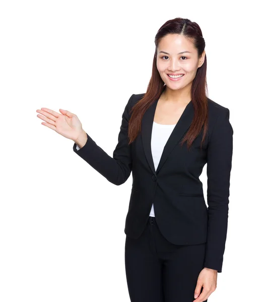 Mujer de negocios con mano presente — Foto de Stock