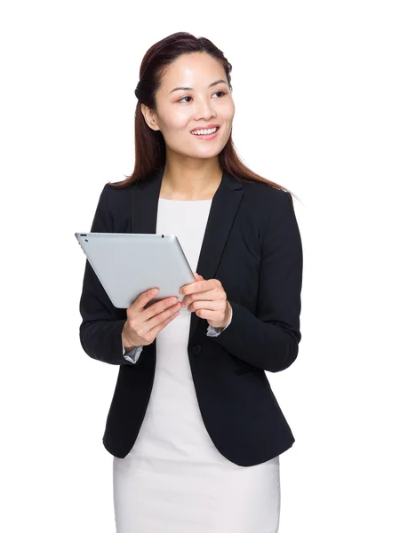 Mujer de negocios con tableta digital y mirar hacia otro lado — Foto de Stock