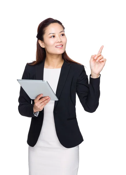 Geschäftsfrau hält Tablet mit erhobenem Finger — Stockfoto