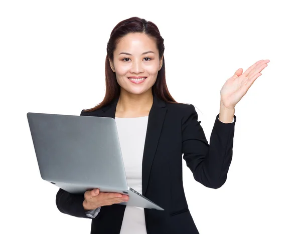 Mulher de negócios com computador portátil e apresentação de mão — Fotografia de Stock