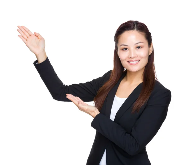 Wanita bisnis dengan tangan menunjukkan sesuatu — Stok Foto