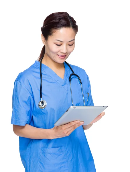 Mujer médica asiática mira tableta digital —  Fotos de Stock