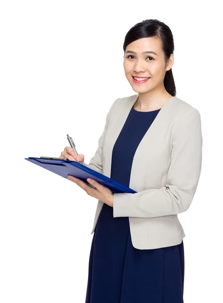 Azjatycki biznes kobieta zanotować informacje na temat pliku pad — Zdjęcie stockowe