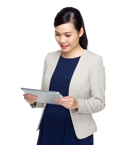 Femme d'affaires regarder tablette numérique — Photo