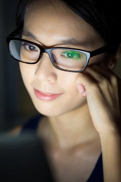 Žena podívat na počítači v noci — Stock fotografie