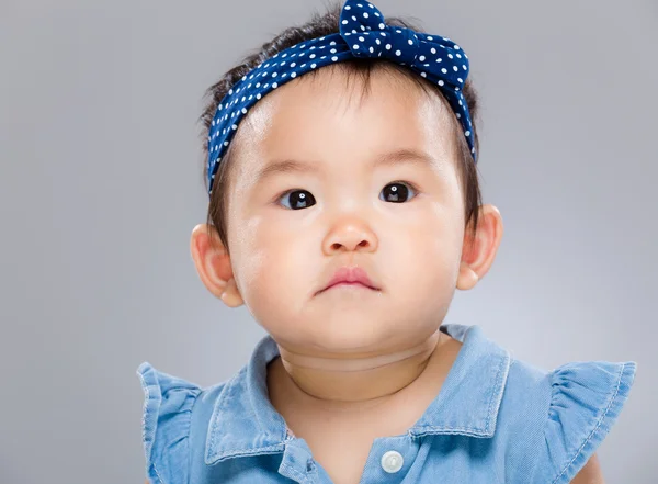 Baby flicka stående — Stockfoto