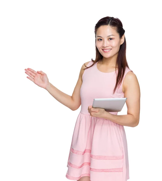 Frau mit digitalem Tablet anwesend — Stockfoto