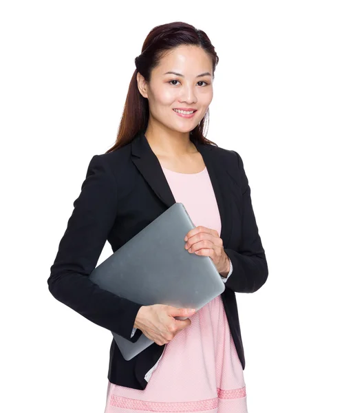 Asiática mujer de negocios celebrar con ordenador portátil — Foto de Stock