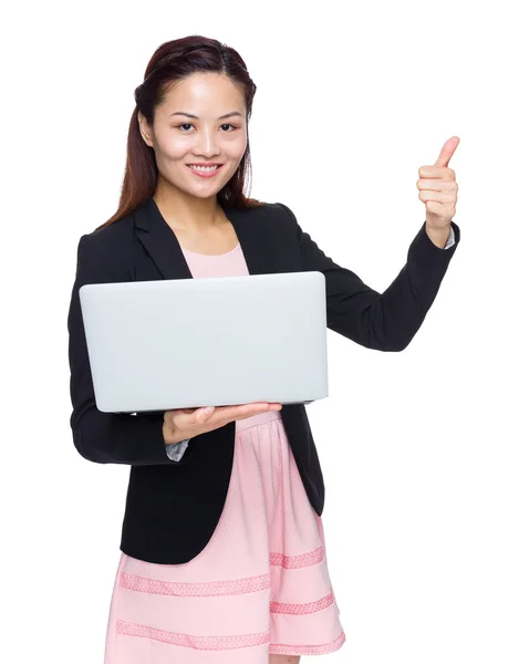 Mujer de negocios con ordenador portátil y pulgar hacia arriba — Foto de Stock