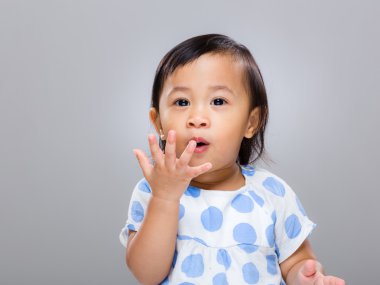 komik ifade ile kız bebek