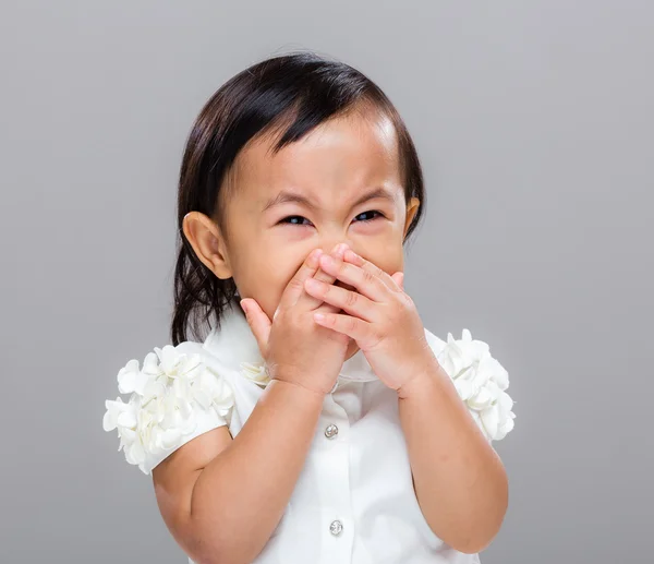 Menina feliz com mão cobrir sua boca — Fotografia de Stock