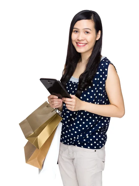 Азиатка с сумкой и цифровым планшетом — стоковое фото