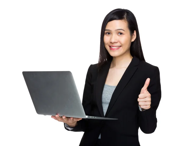 Asian business woman with laptop computer and thumb up — Stock Photo, Image