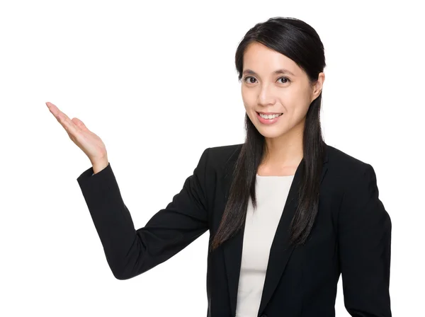 Forretningskvinne med håndpresentasjon – stockfoto