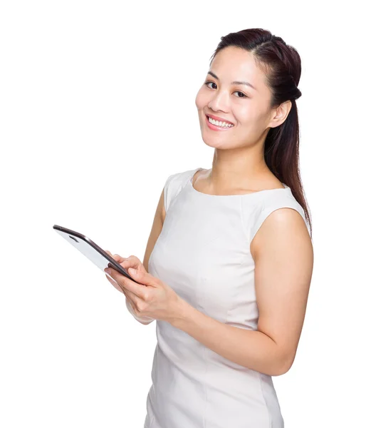 Asiático mulher de negócios segurar tablet digital — Fotografia de Stock