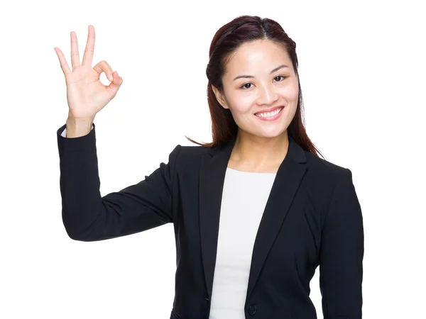 Asiática mujer de negocios con ok signo — Foto de Stock