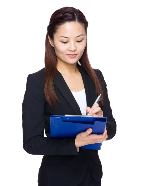 Aziatische zakelijke vrouw schrijven op Klembord — Stockfoto