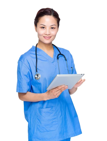 Femme médecin utiliser tablette numérique — Photo