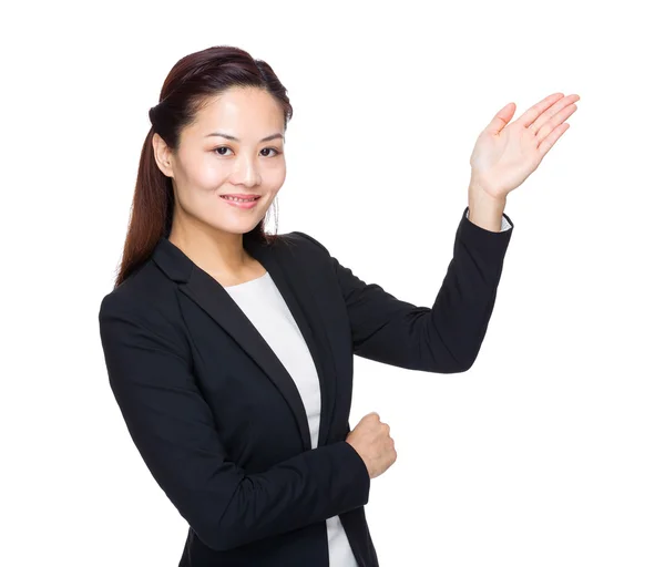 Mujer de negocios asiática con presentación a mano — Foto de Stock