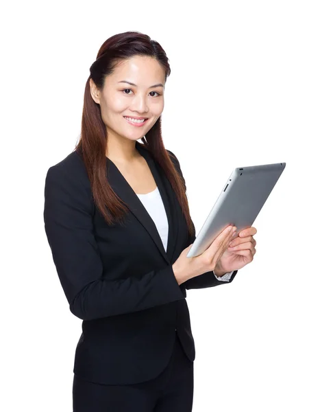 Asiatische Geschäftsfrau verwenden Tablet — Stockfoto