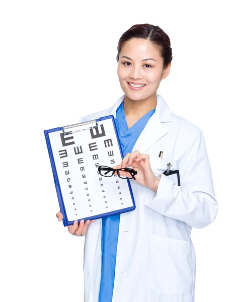 Médico óptico femenino mostrando gráfico ocular — Foto de Stock