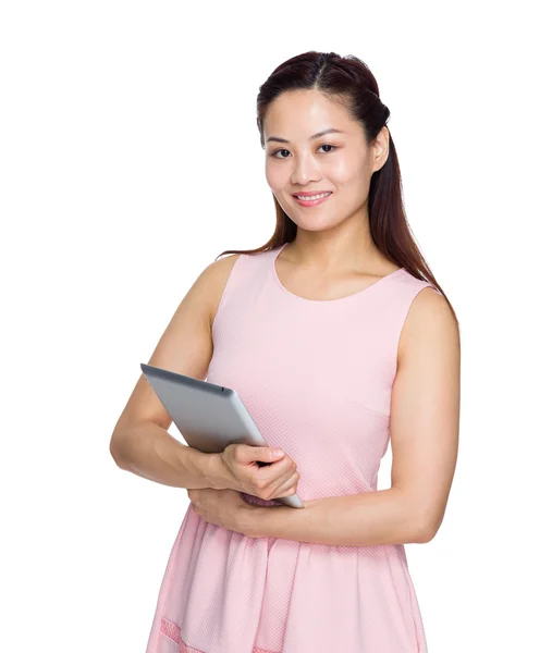Aziatische vrouw met Tablet PC — Stockfoto