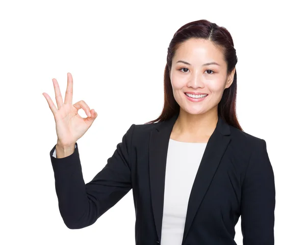 Perfecto - mujer de negocios mostrando OK signo de la mano sonriendo feliz — Foto de Stock