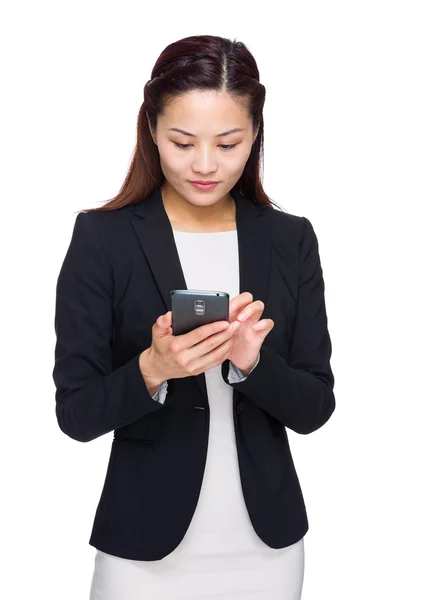 Mujer de negocios de texto en el teléfono — Foto de Stock