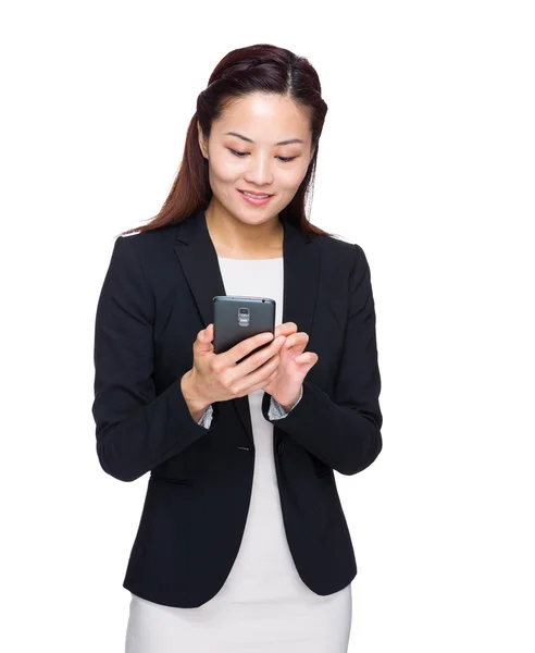 Zakelijke vrouw gebruik cellphone — Stockfoto