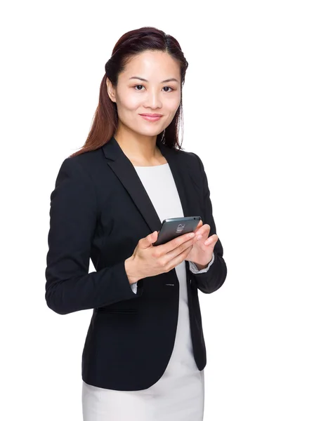 Asiática mujer de negocios celebrar con el teléfono móvil — Foto de Stock