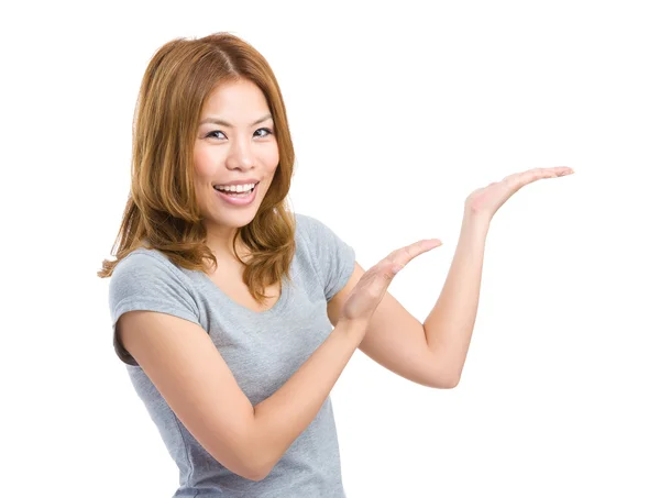 Mujer con mano presente — Foto de Stock