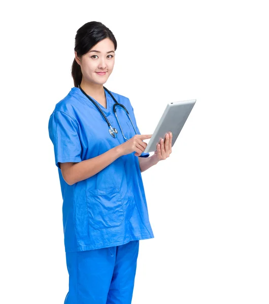 亚洲女医生使用平板电脑 — 图库照片
