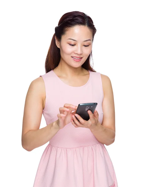 Asiatique femme utiliser téléphone mobile — Photo