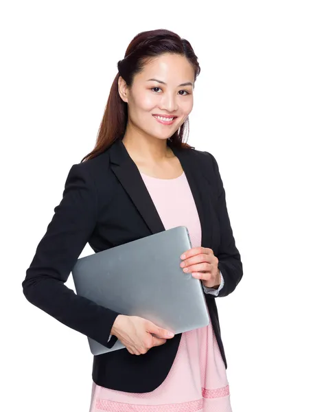 Asiática mujer de negocios celebrar con ordenador portátil —  Fotos de Stock