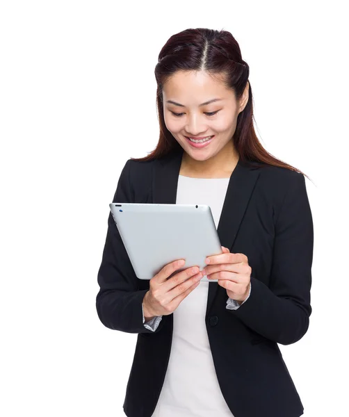 Azjatycki biznes kobieta spojrzenie na cyfrowy tablicowy — Zdjęcie stockowe
