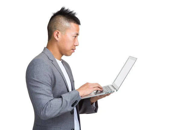 Азиатский бизнесмен смотрит на ноутбук — стоковое фото