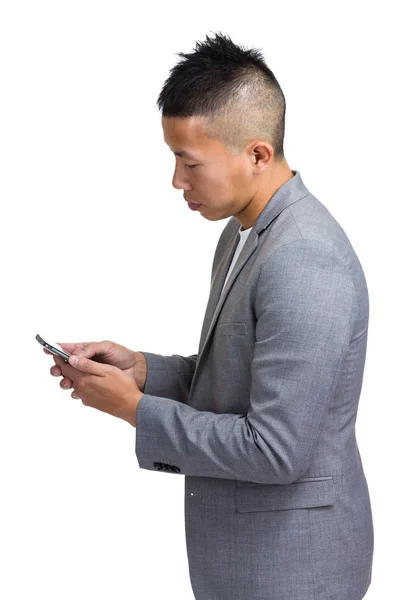 Бизнесмен смотрит на мобильный — стоковое фото