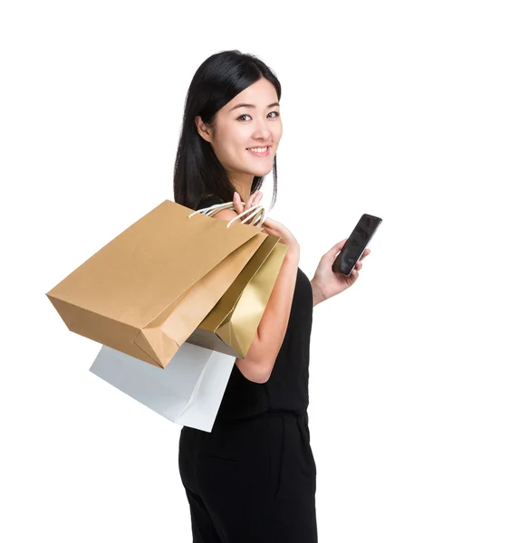 Mujer con bolsa de compras y teléfono móvil — Foto de Stock