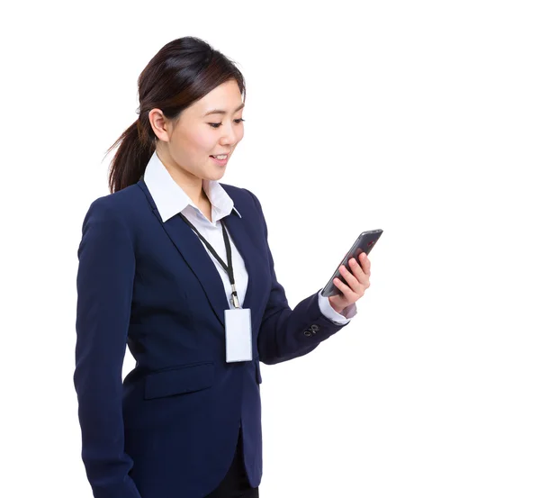 Biznes kobieta spojrzeć na telefon komórkowy — Zdjęcie stockowe
