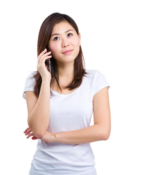 Asiatisk kvinna lyssna till mobiltelefon — Stockfoto
