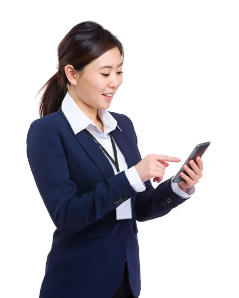 Zakelijke vrouw tekst van haar mobiele telefoon — Stockfoto