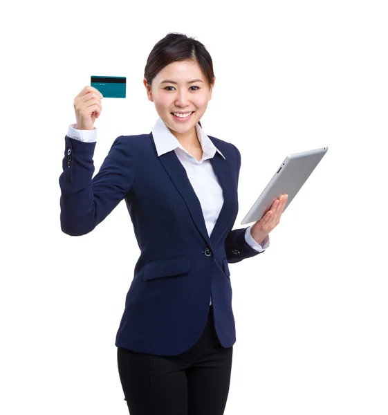Asya iş kadını tutun dijital tablet ve kredi kartı ile — Stok fotoğraf