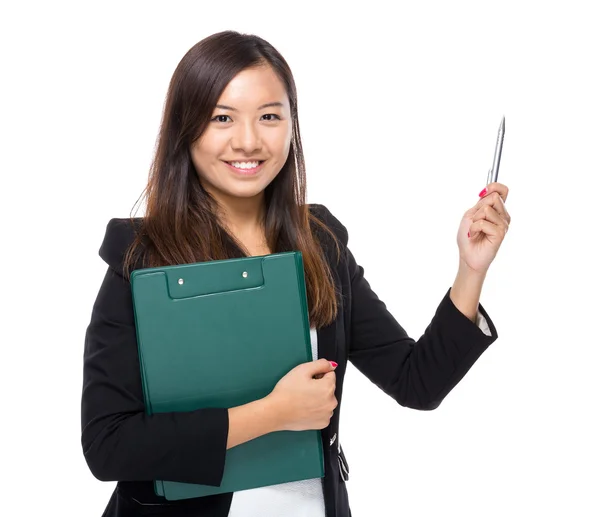 Femme d'affaires avec presse-papiers et stylo pointent vers le haut — Photo