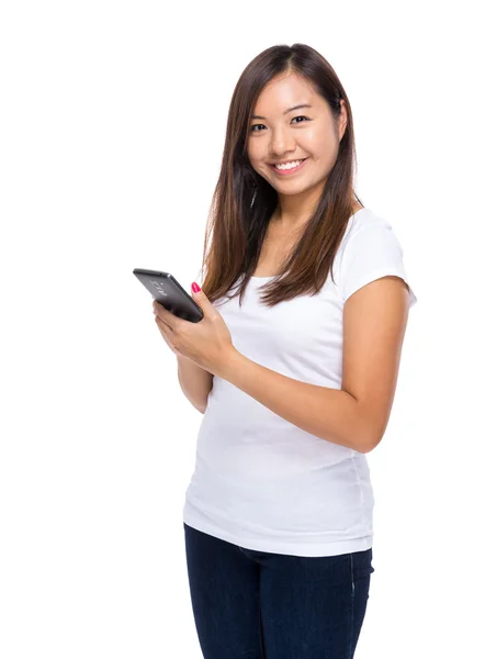 Asiatische Frau verwenden Mobiltelefon — Stockfoto