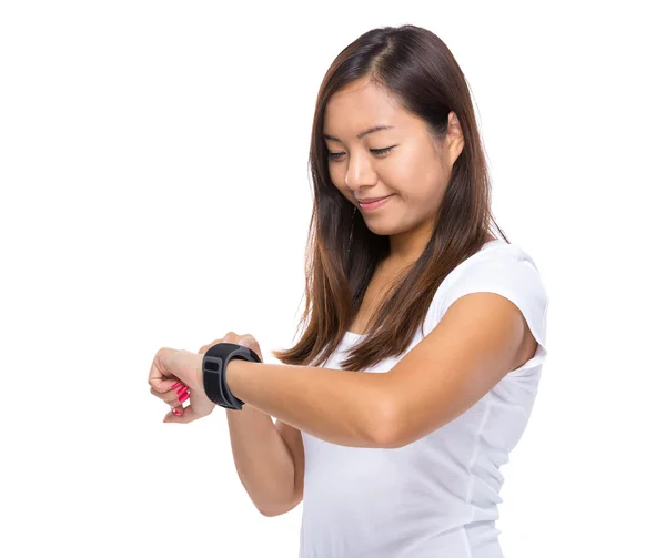 Vrouw kijken naar haar slimme horloge voor beat hartslag — Stockfoto