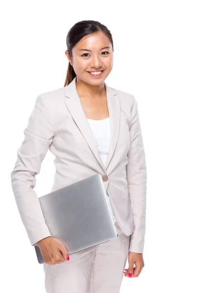 Affärskvinna håll med bärbar dator — Stockfoto