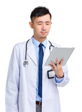 erkek doktor bak dgital tablet